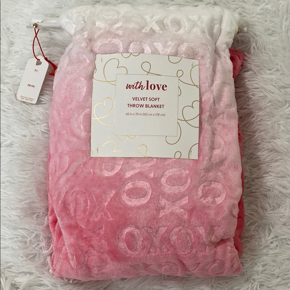 XOXO Pink and White Plush Throw Blanket